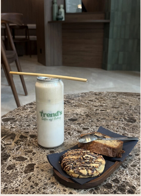 Café glacé Trend’s et pâtisserie sur une table en terrazzo